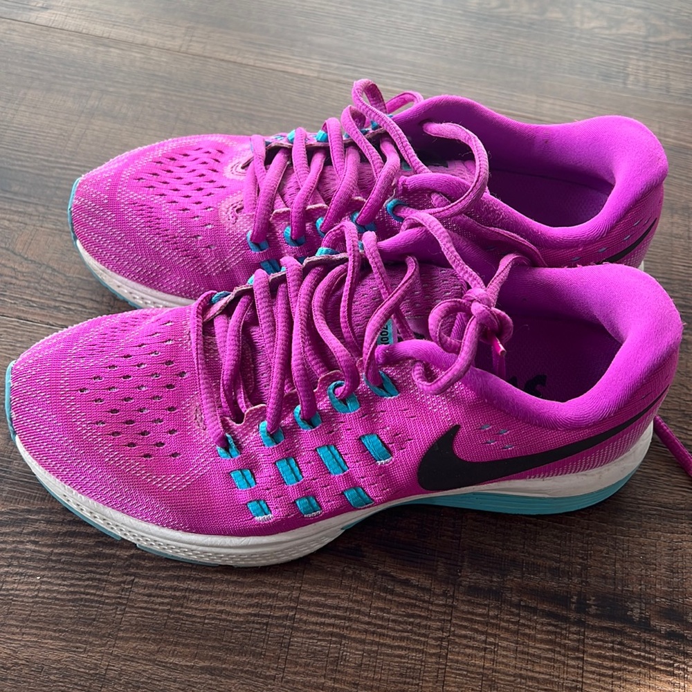 Women’s size UMUS6 Nike Xoom Vomero 11 shoes. Pink and blue. Great condition.